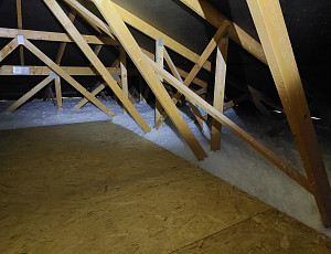 Zateplení stropu zděného bungalovu pomocí foukané izolace